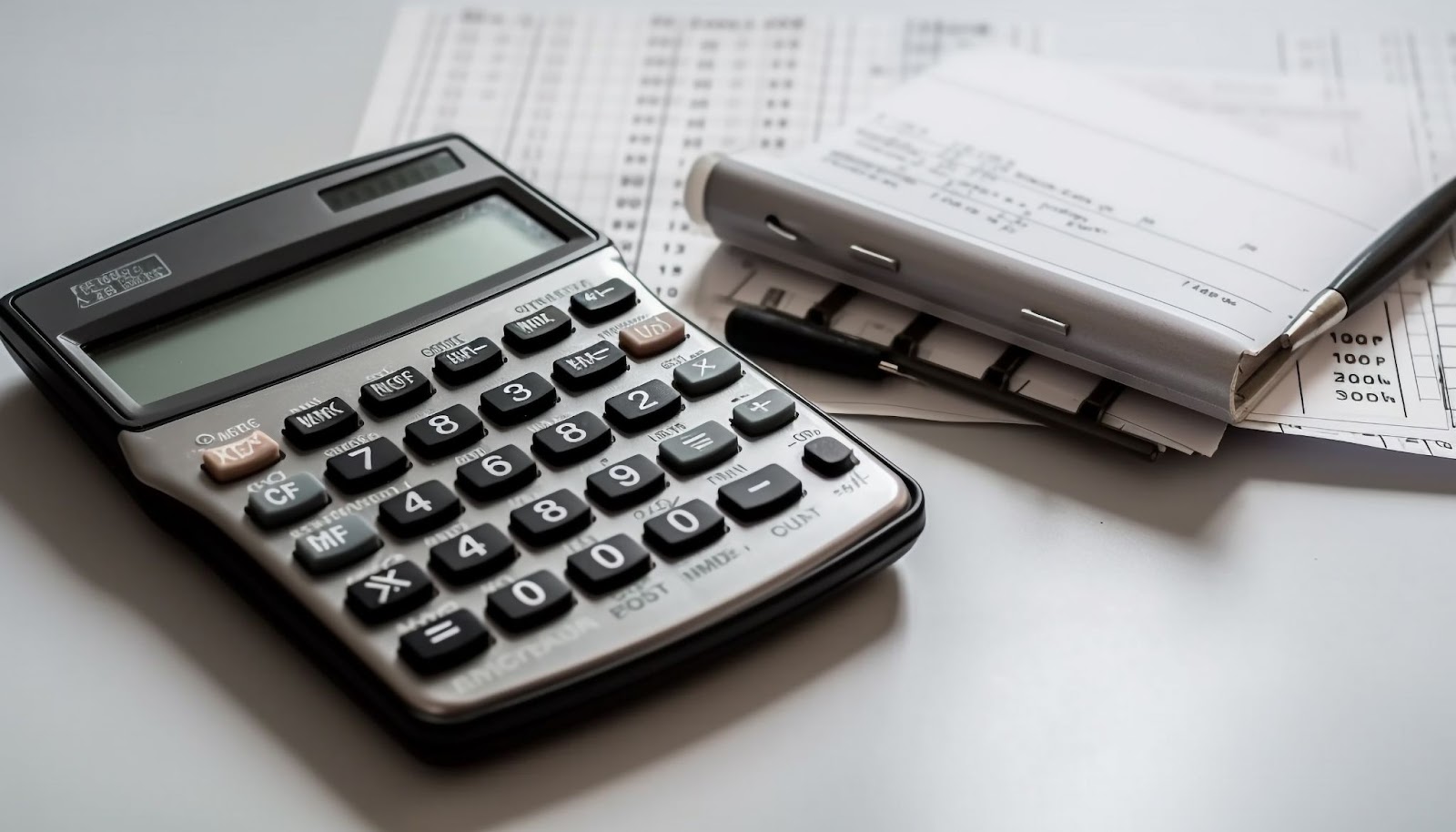 A revisão fiscal para empresas é uma análise minuciosa dos tributos pagos pela empresa nos últimos cinco anos — ou no período vigente — com o objetivo de identificar falhas, oportunidades de recuperação de créditos e possibilidades de redução de encargos futuros.